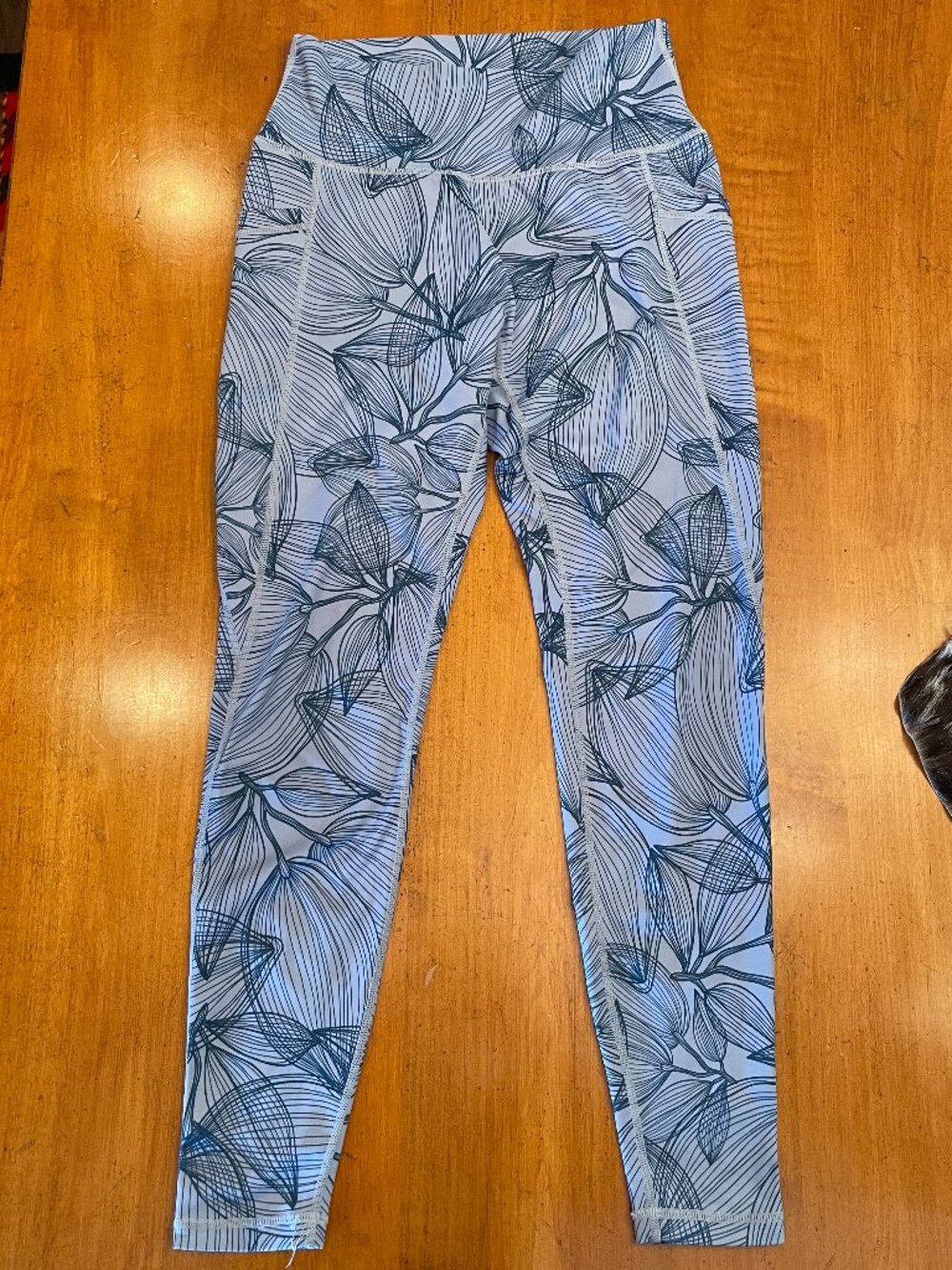 Buff Bunny Blue Leaf Print Workout Leggings – Size Medium